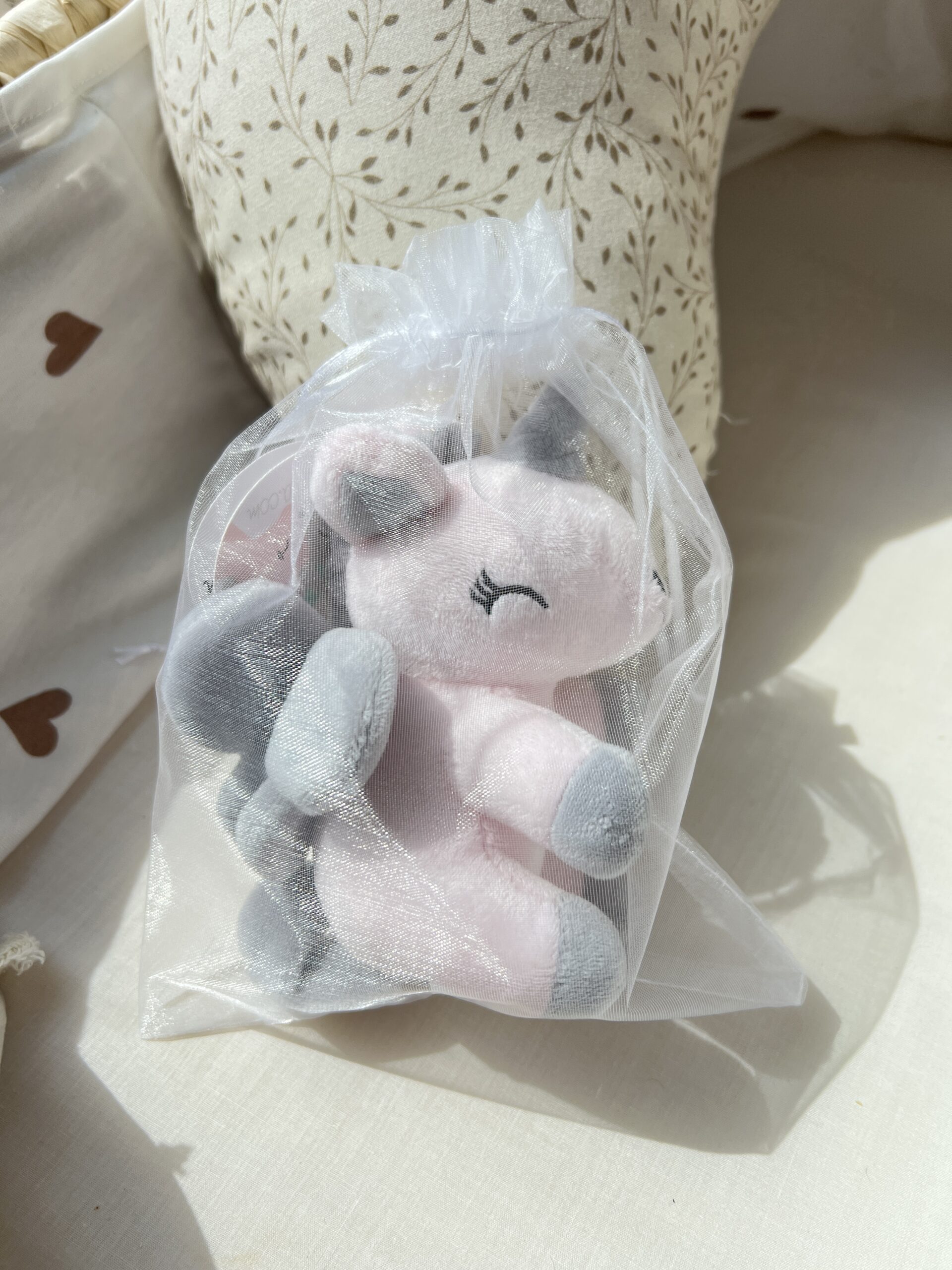 Biały woreczek prezentowy z organzy – rozmiar S (17 × 23 cm) - obrazek 2