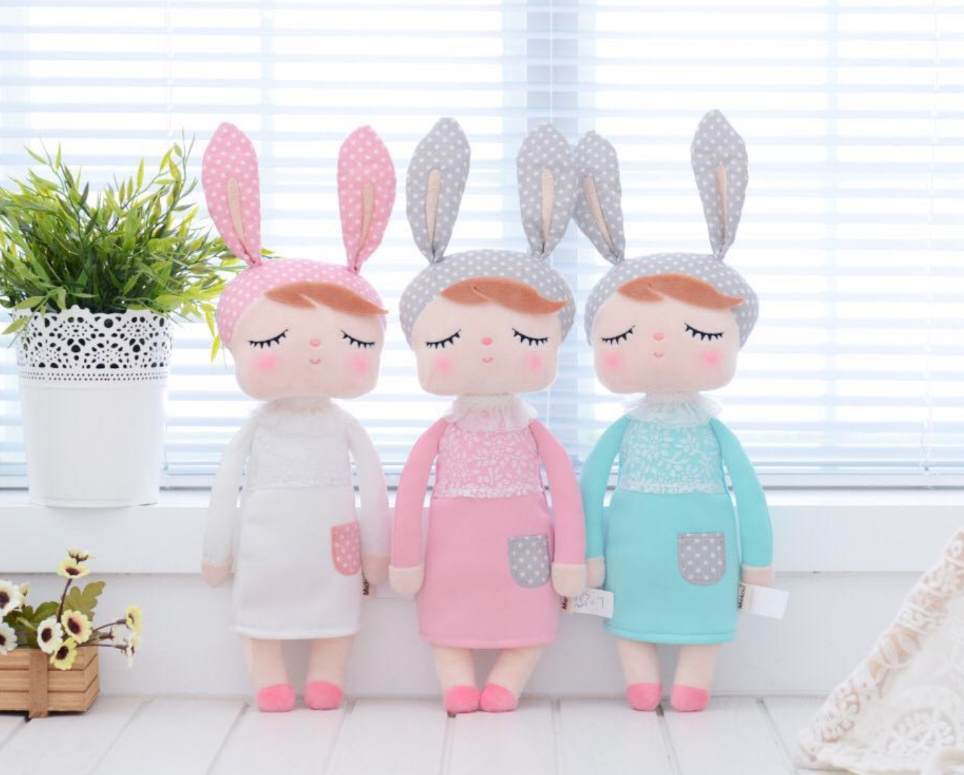 Lalka Metoo w białej sukience - obrazek 2