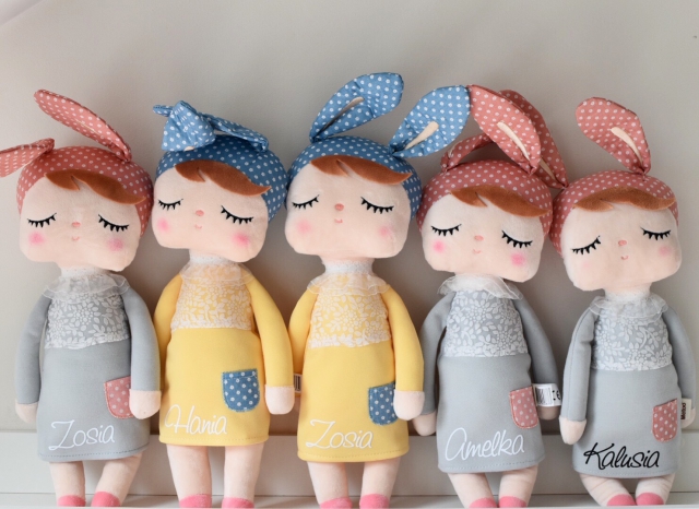 Lalka Metoo w szarej sukience - obrazek 3