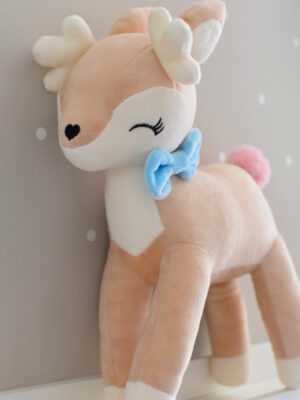 Pluszowa Sarenka z niebieską kokardką